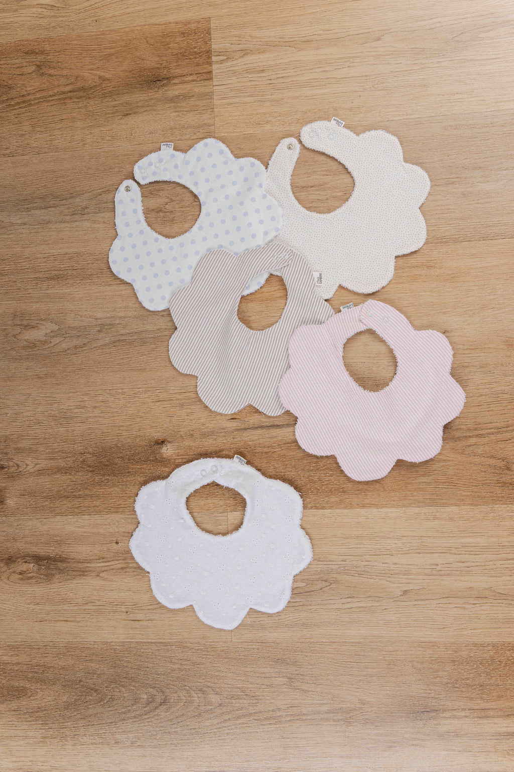 Set 1 (sonajero bolita y babero flor)