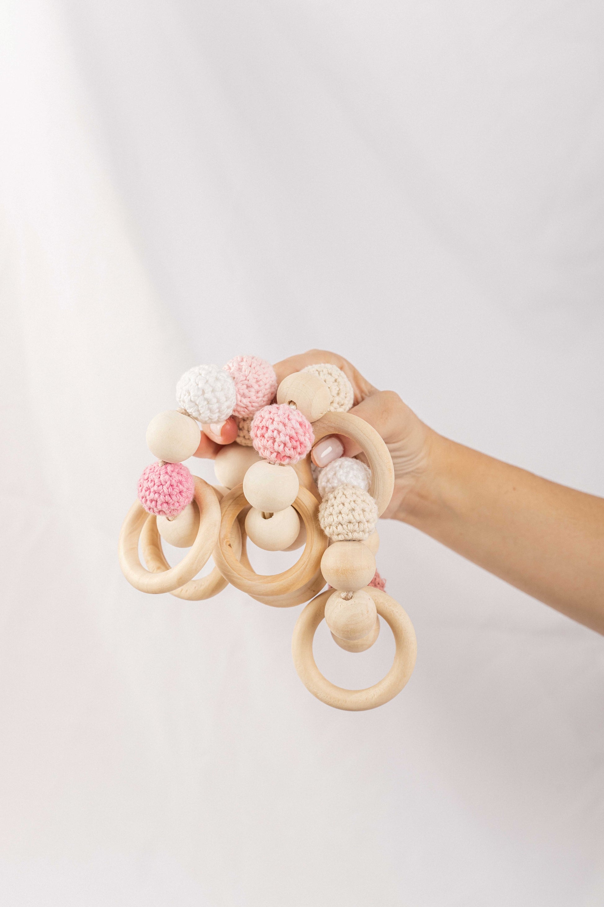 Set 1 (sonajero bolita y babero flor)